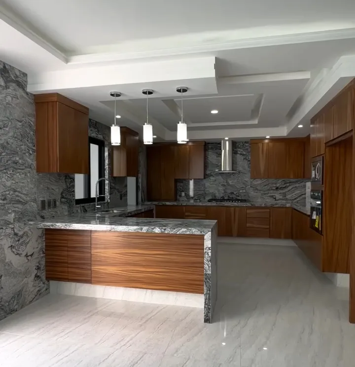 Cocina terminada con muebles de madera y granito