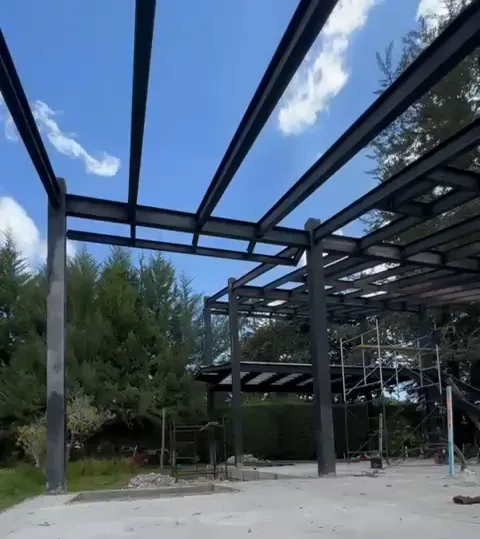 Estructura metálica en construcción por Jamar Building